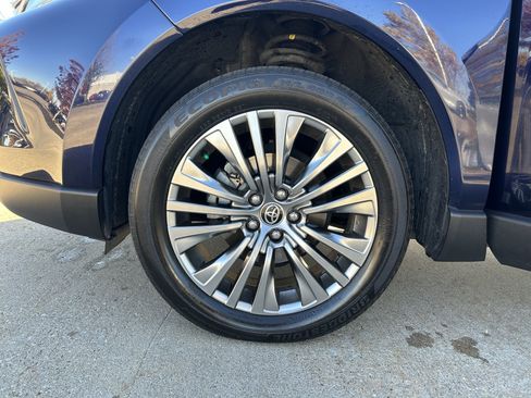 Certified 2022 Toyota Venza Limited w/ Advanced Technology Package image 11