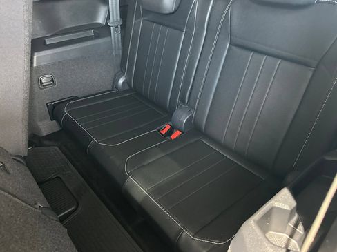 Used 2023 Volkswagen Tiguan SE w/ Panoramic Sunroof Package FWD image 15