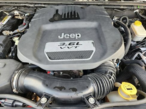 Used 2013 Jeep Wrangler Unlimited Sahara AWD/4WD image 29