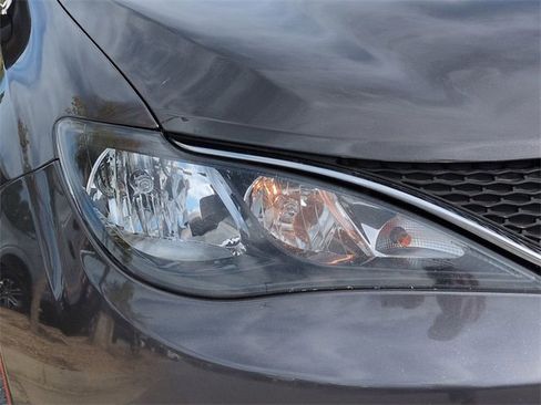 Certified 2021 Chrysler Voyager Lxi image 9