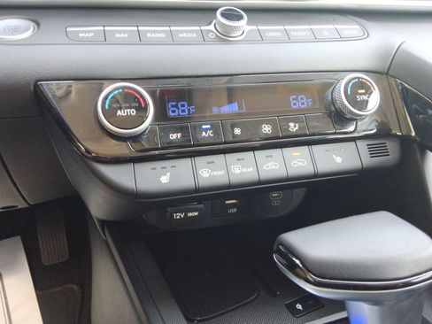 Used 2024 Hyundai Elantra SEL w/ Convenience Package FWD image 17