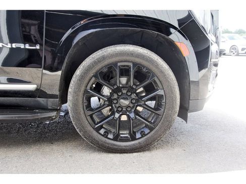 Used 2021 GMC Yukon XL Denali w/ LPO, Illumination Package AWD/4WD image 32