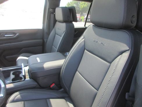 New 2026 GMC Yukon Denali w/ Denali Reserve Package AWD/4WD image 11