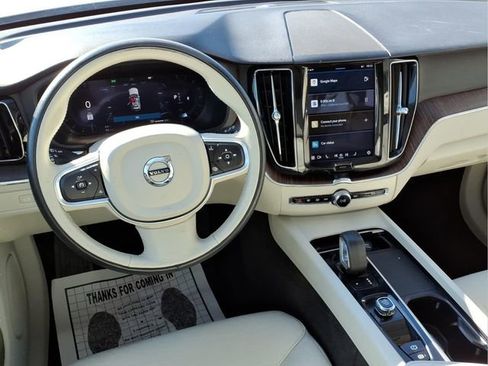 Used 2022 Volvo XC60 B5 Momentum image 22