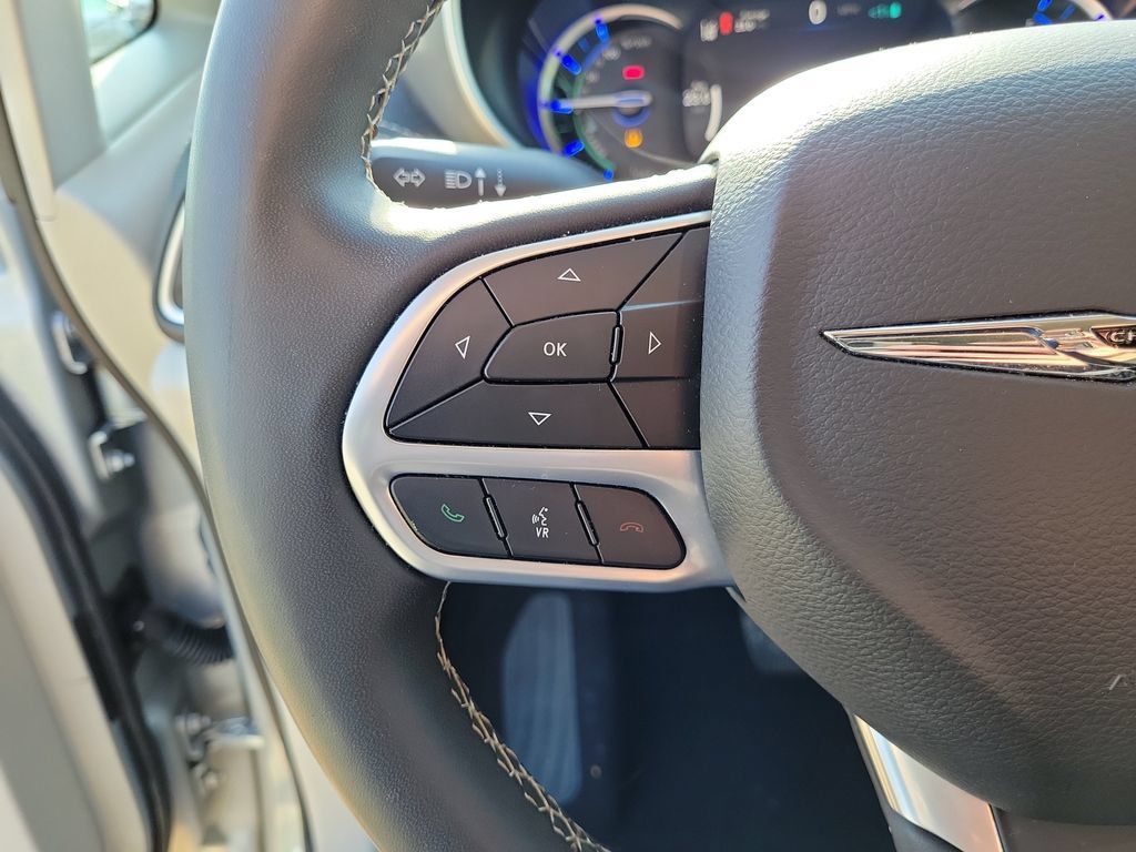 Used 2023 Chrysler Pacifica Touring-L FWD image 28