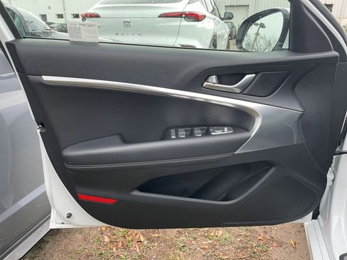 Used 2025 Genesis G70 2.5T image 20