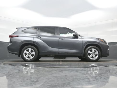 Used 2024 Toyota Highlander LE image 33