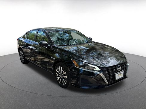 Used 2025 Nissan Altima 2.5 SV FWD image 2