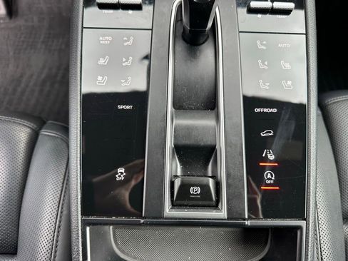 Certified 2024 Porsche Macan AWD/4WD image 25