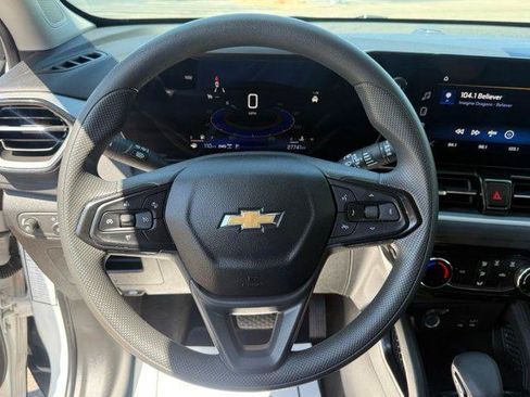Used 2025 Chevrolet TrailBlazer LT AWD/4WD image 9