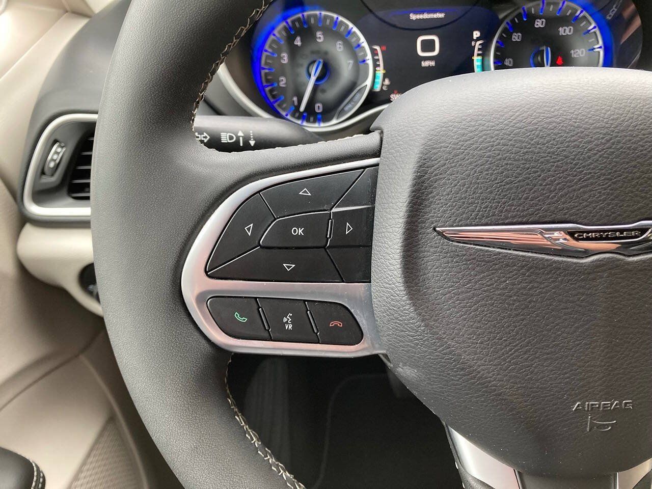 Used 2024 Chrysler Pacifica Touring-L FWD image 19