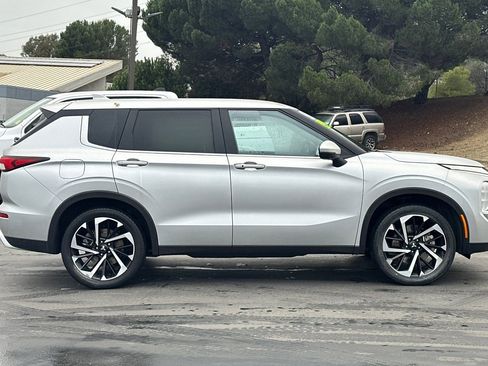 Used 2024 Mitsubishi Outlander SE image 3