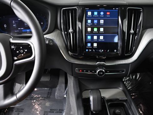 Used 2025 Volvo XC60 B5 Plus image 15