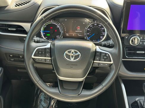 Used 2023 Toyota Highlander Bronze Edition FWD image 21