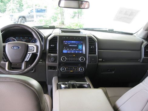 Used 2018 Ford Expedition XLT w/ Equipment Group 202A AWD/4WD image 30