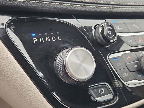 Used 2023 Chrysler Pacifica Touring-L FWD image 15