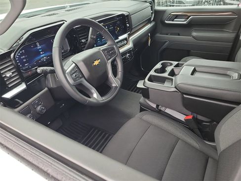 Used 2025 Chevrolet Silverado 1500 LT image 3