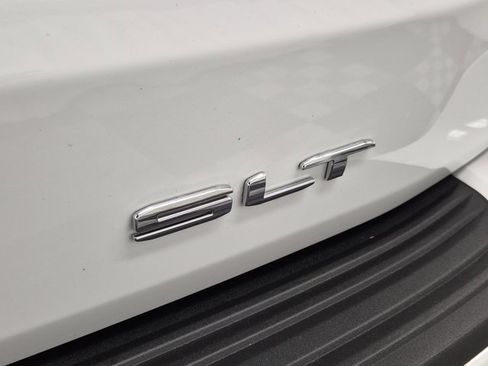 Used 2024 GMC Yukon SLT w/ SLT Luxury Package image 8