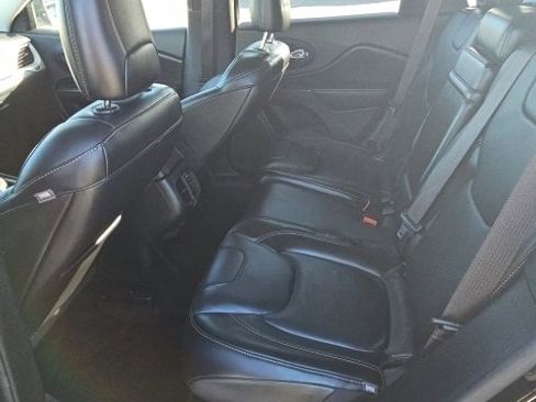 Used 2016 Jeep Cherokee Limited image 9