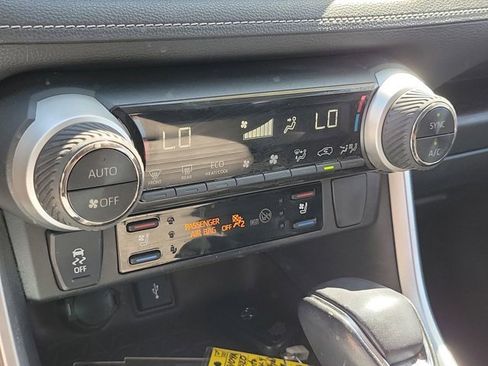 Used 2020 Toyota RAV4 Limited image 29