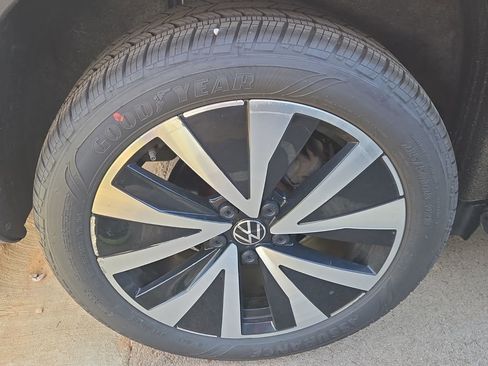 Used 2024 Volkswagen Taos SE FWD image 5