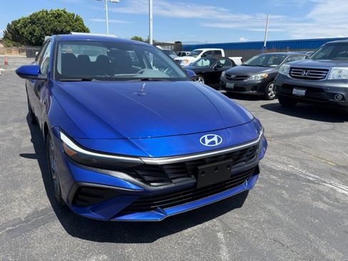 Used 2024 Hyundai Elantra SEL FWD image 2