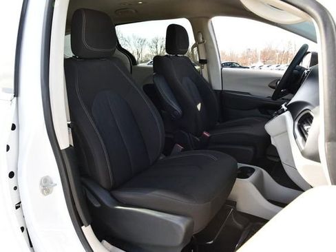 Used 2024 Chrysler Voyager LX image 19