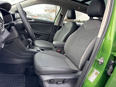 Certified 2025 Volkswagen Taos SE image 10