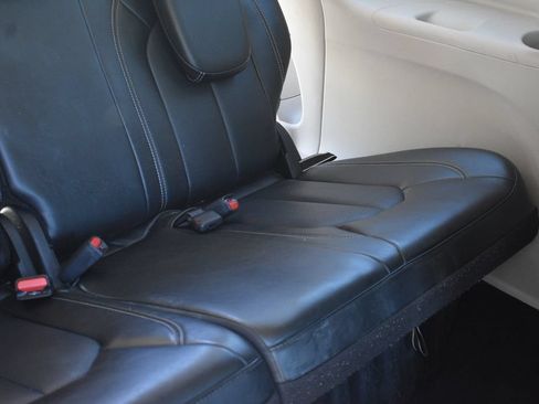 Used 2024 Chrysler Pacifica Touring-L FWD image 30