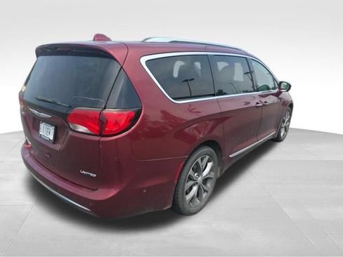 Used 2019 Chrysler Pacifica Limited w/ Tire & Wheel Group FWD image 11