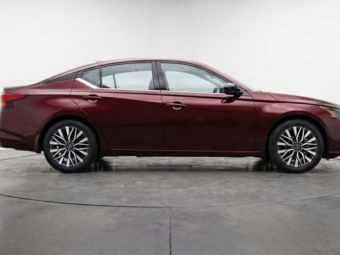 Used 2025 Nissan Altima 2.5 SV FWD image 11