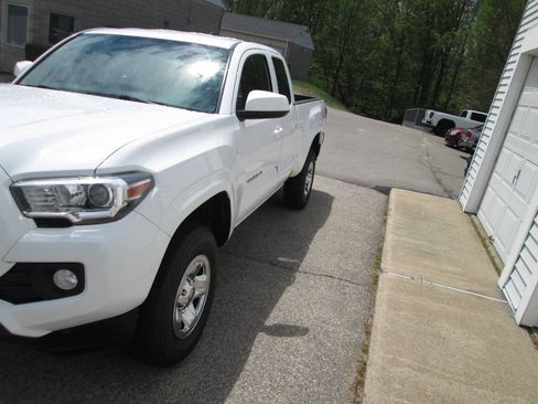 Used 2016 Toyota Tacoma SR5 AWD/4WD image 7
