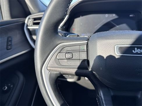 Used 2022 Jeep Grand Cherokee L Limited w/ Luxury Tech Group II image 16