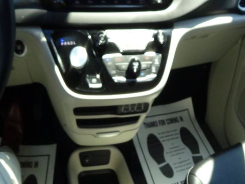 Certified 2024 Chrysler Pacifica Touring-L FWD image 24