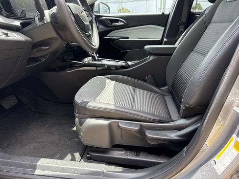 Used 2025 Chevrolet Trax LT FWD image 17