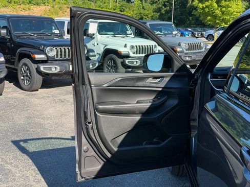 New 2025 Jeep Grand Cherokee L Laredo image 18