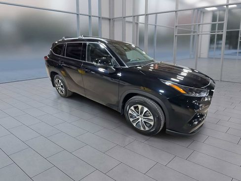 Certified 2022 Toyota Highlander XLE image 2