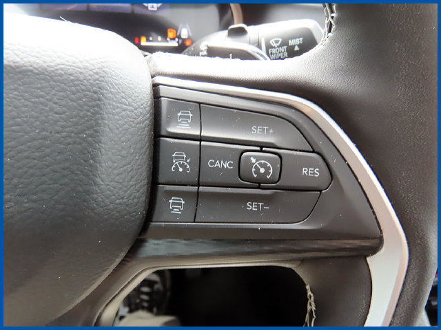 Used 2025 Jeep Grand Cherokee Altitude AWD/4WD image 16