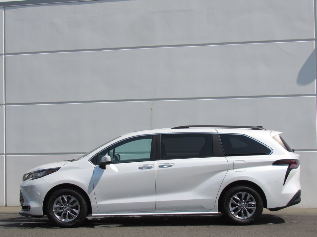 Certified 2023 Toyota Sienna XLE w/ XLE Plus Package AWD/4WD image 4