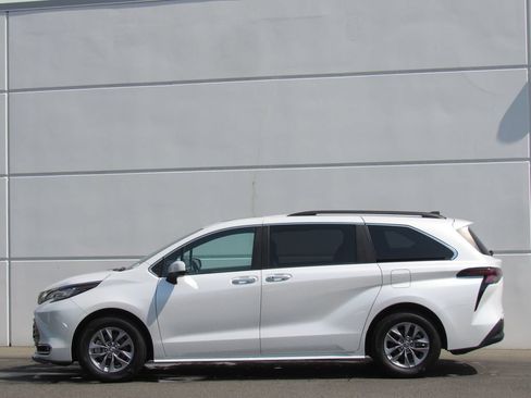 Used 2023 Toyota Sienna XLE w/ XLE Plus Package AWD/4WD image 4