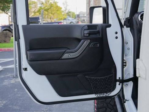 Used 2016 Jeep Wrangler Unlimited Rubicon w/ Connectivity Group AWD/4WD image 19