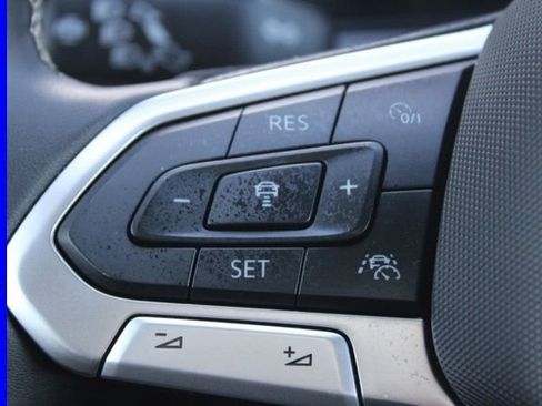 Used 2025 Volkswagen Atlas SE image 29