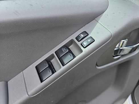 Used 2015 Nissan Frontier SV image 16