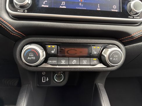 Used 2022 Nissan Versa SR w/ Convenience Package image 17