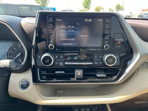 Used 2021 Toyota Highlander XLE AWD/4WD image 25