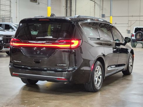 Used 2023 Chrysler Pacifica Limited w/ Uconnect Theater Family Group FWD image 8