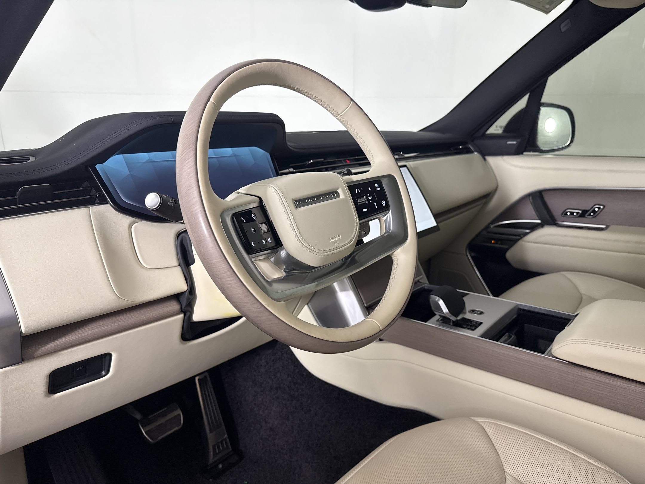 Used 2025 Land Rover Range Rover SE AWD/4WD image 4