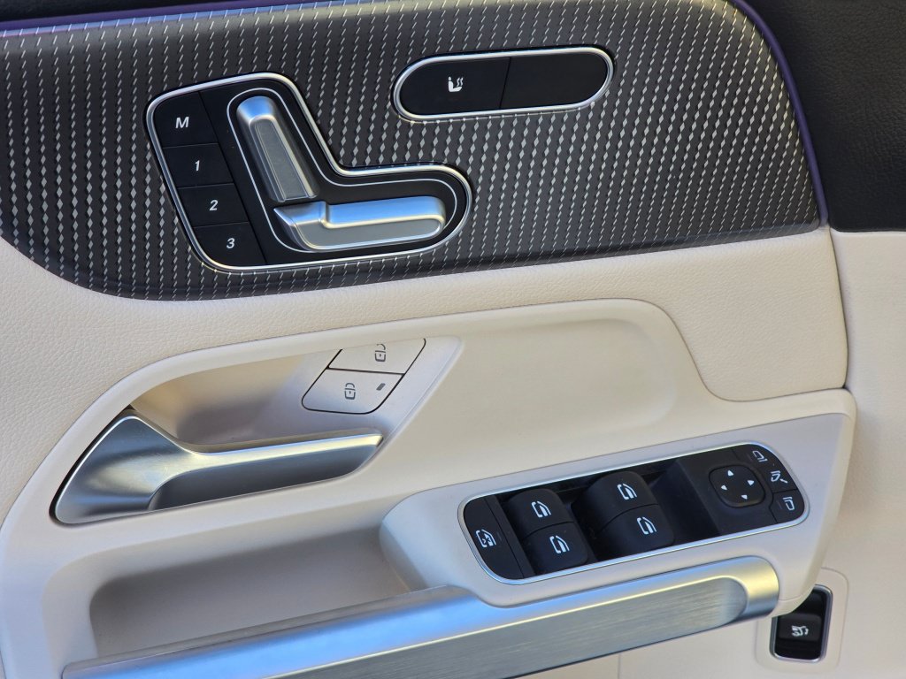 Used 2023 Mercedes-Benz GLB 250 w/ Premium Package image 34