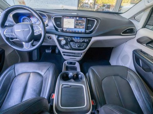 Used 2021 Chrysler Pacifica Touring-L w/ Uconnect Theater Family Group FWD image 20