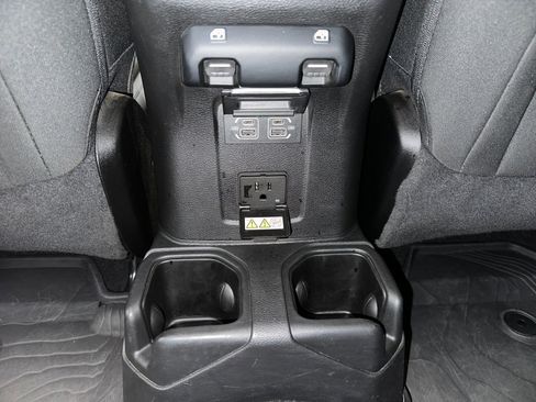 Used 2022 Jeep Wrangler Unlimited Sahara image 17